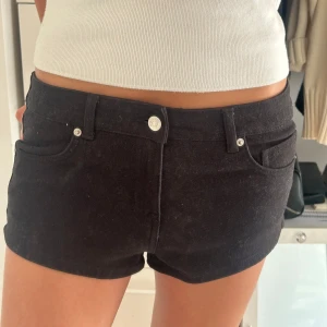 Svarta jeansshorts  - Svarta jeans shorts från hm, tyvärr aldrig kommit till användning 