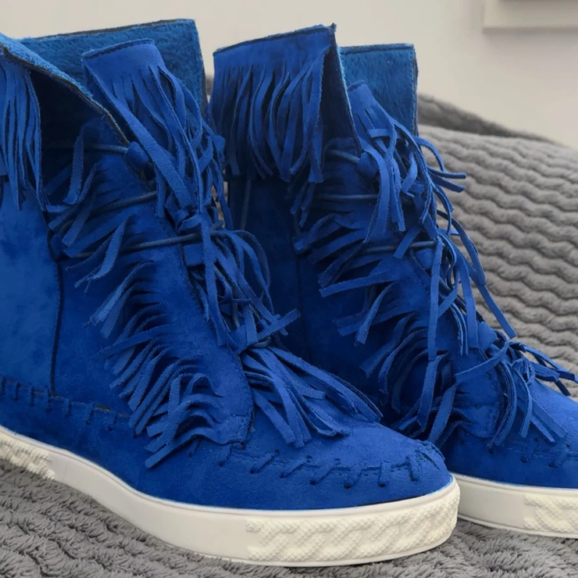 Blå mockaboots med fransar