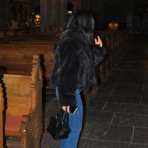 Så snyggg - Säljer en brun pälsjacka med loose passform och lång ärm. Jackan är fluffig och har en lyxig känsla, perfekt för dig som vill sticka ut. Enkel att styla med jeans eller klänning för en cool look.