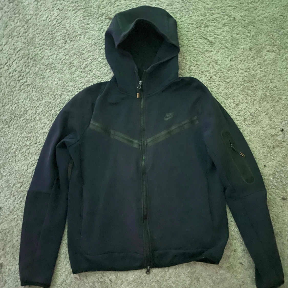 Mörkblå Nike tech kofta med huva