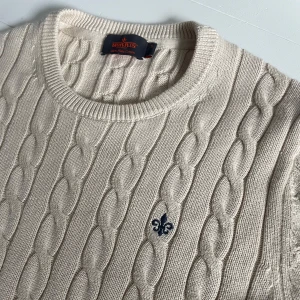 Morris tröja  - Kabelstickad morris tröja - beige - skick 9/10, mycket fint skick! - storlek S, passar bra på mig som är 177! Men skulle även tro att den passar perfekt på någon runt 180. - riktigt snygg och skön! - hör av er vid frågor🙌