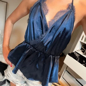 Mörkblå omlott topp med spets - Supersnygg mörkblå linne-topp i satinliknande material som är köpt i Frankrike 💓