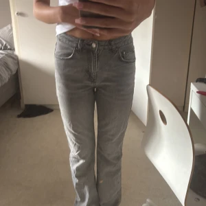 Grå jeans från Gina tricot, stl 36 -  grå bootcut jeans från Gina tricot . Mid waist 