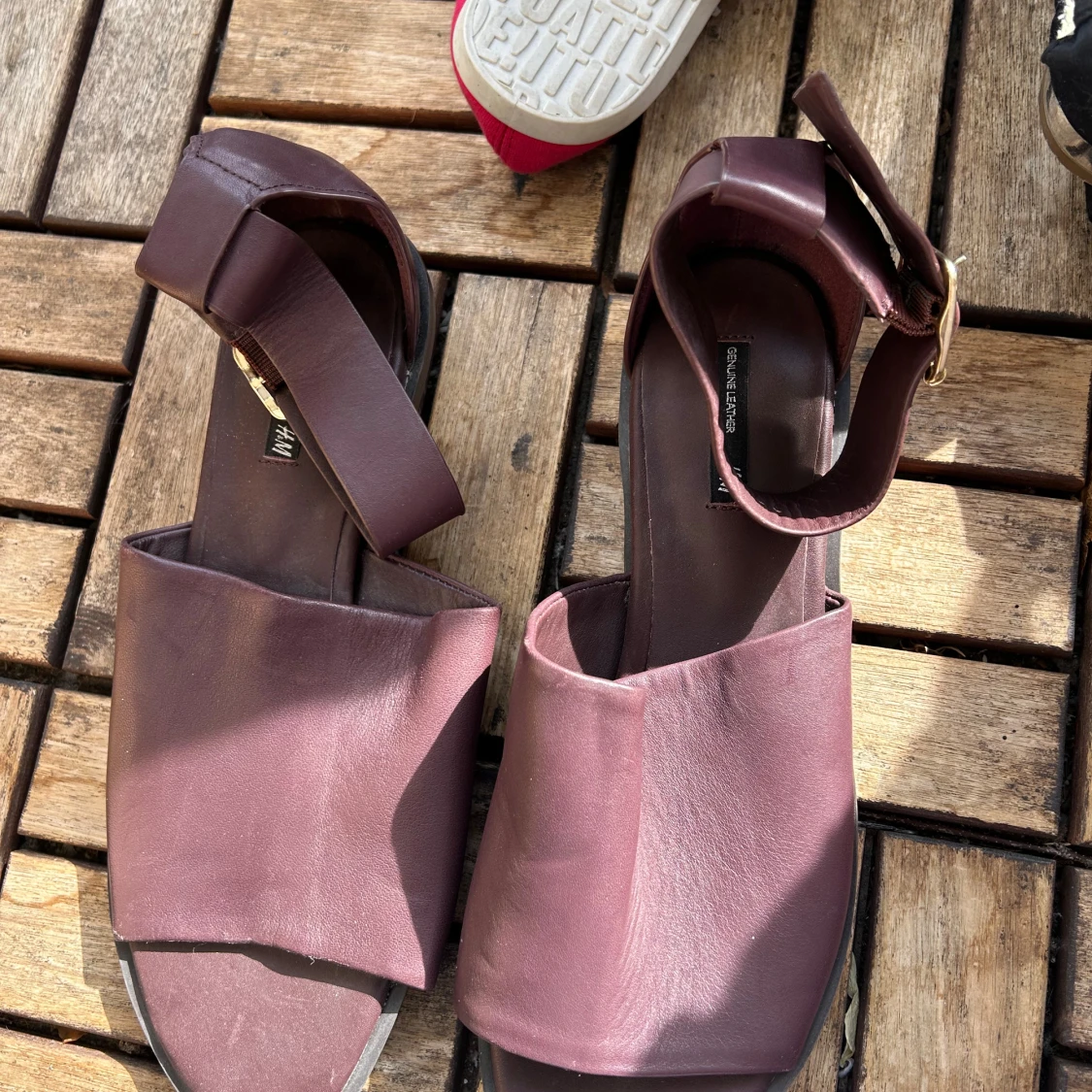 Vinröda skinnsandaler från H&M - 1