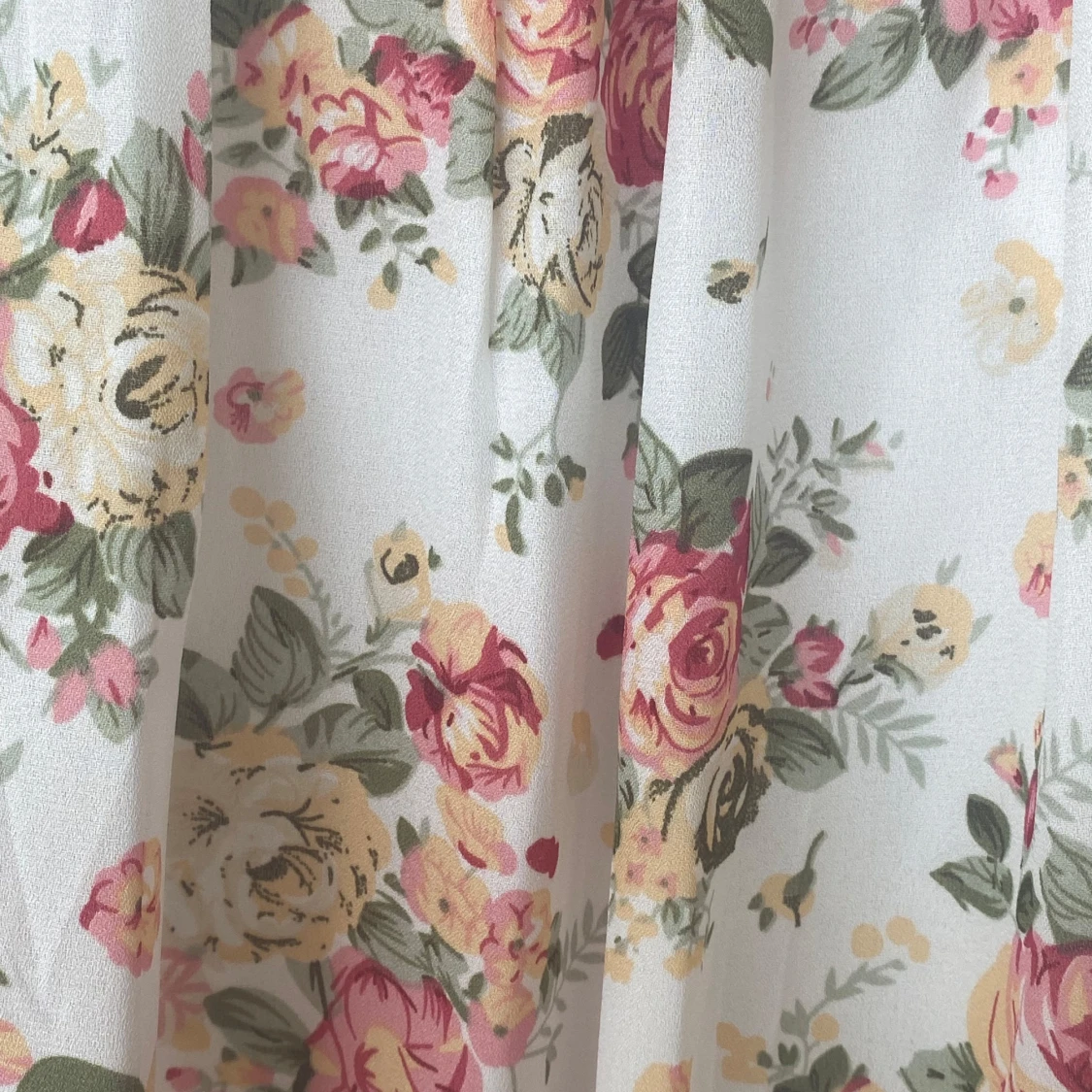 Vit långklänning med spets och blommor - 2