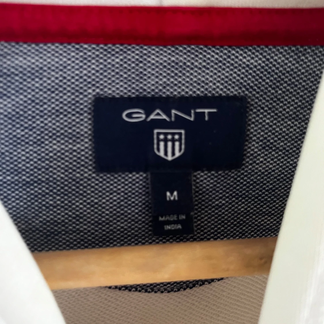 Vit hoodie från GANT med logga på ärmar - 2