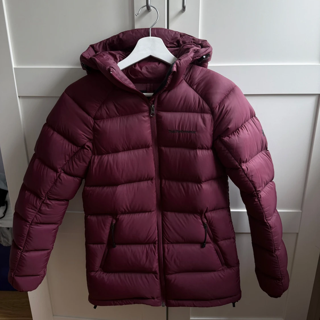 Vinröd dunjacka Peak Performance XS