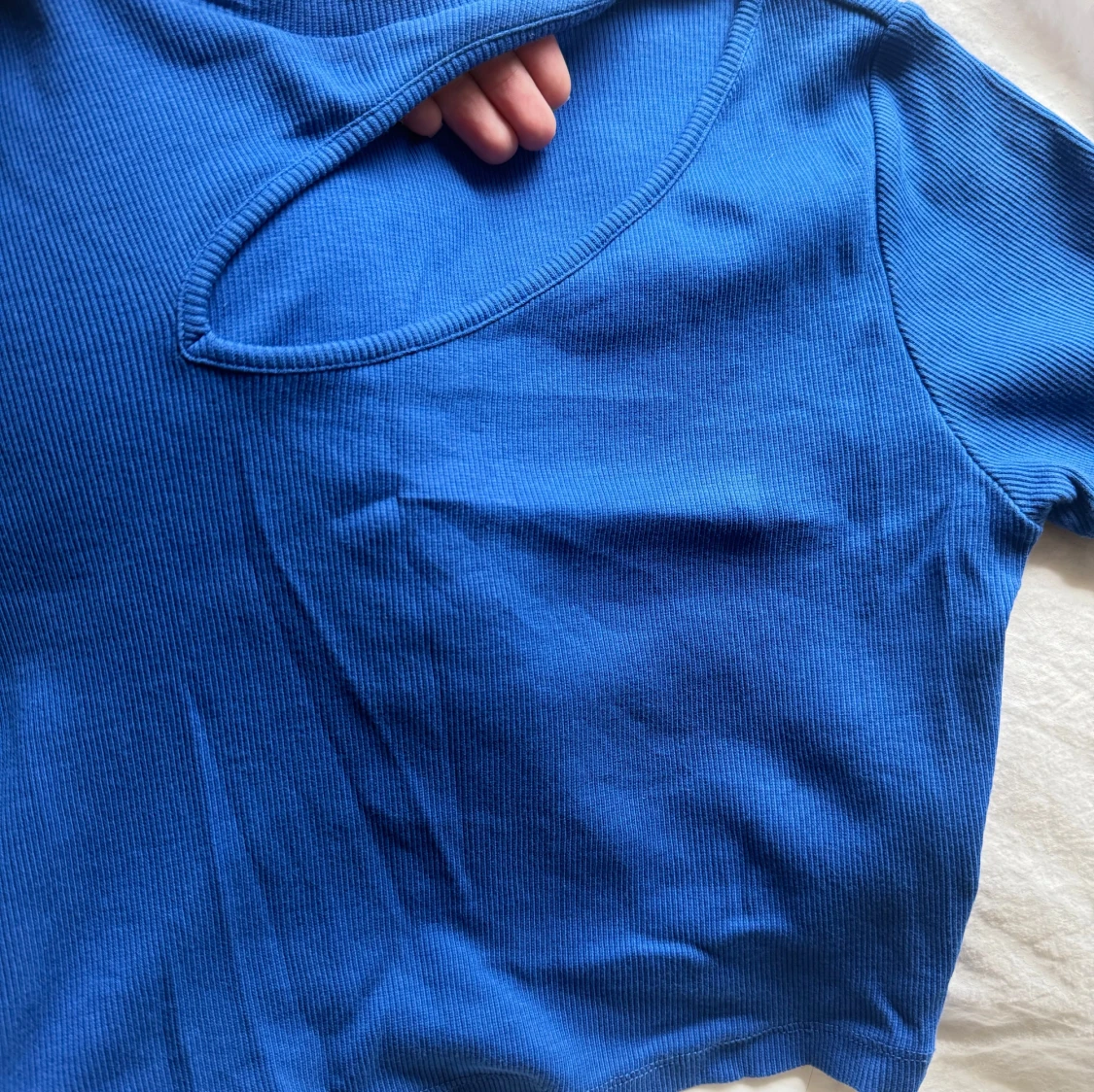 Blå ribbad topp med cut out-detalj - 1