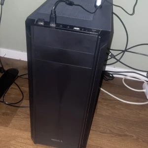 Gaming pc - Bilderna visar en stationär dator med komponenter som Intel-processor, Gigabyte-moderkort och Corsair-minne. Ingen bok syns på bilderna.