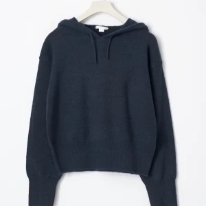 Mörkgrå stickad hoodie med huva - Mysig mörkgrå stickad hoodie med huva och dragsnören. Tröjan har en avslappnad passform och långa ärmar med ribbade muddar. Perfekt för kyliga dagar när du vill vara både bekväm och snygg.