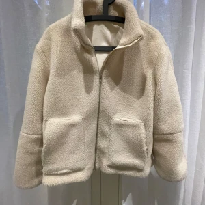 Beige teddyjacka - Supermjuk och fluffig beige teddyjacka med hög krage och två stora fickor framtill. Perfekt till hösten💕💕skicka prisförslag!!!
