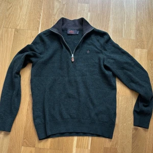 Mörkgrön halvzip-tröja från Morris - Säljer en mörkgrön stickad tröja från Morris med halv dragkedja. Tröjan är storlek XS då den har krympt i tvätten. Annars finns det inga defekter på tröjan. Skriv gärna om du är intresserad eller vill ha flera bilder 