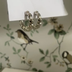 Silvriga örhängen - Fina hoop- örhängen!🪩 Örhängena är inte i äkta silver och har endast prövats. De kan kännas som ganska tunga så är dina öron känsliga för tunga örhängen så rekommenderar jag inte de här!🩷 Annars är de väldigt fina och har en diameter på ca 2 cm
