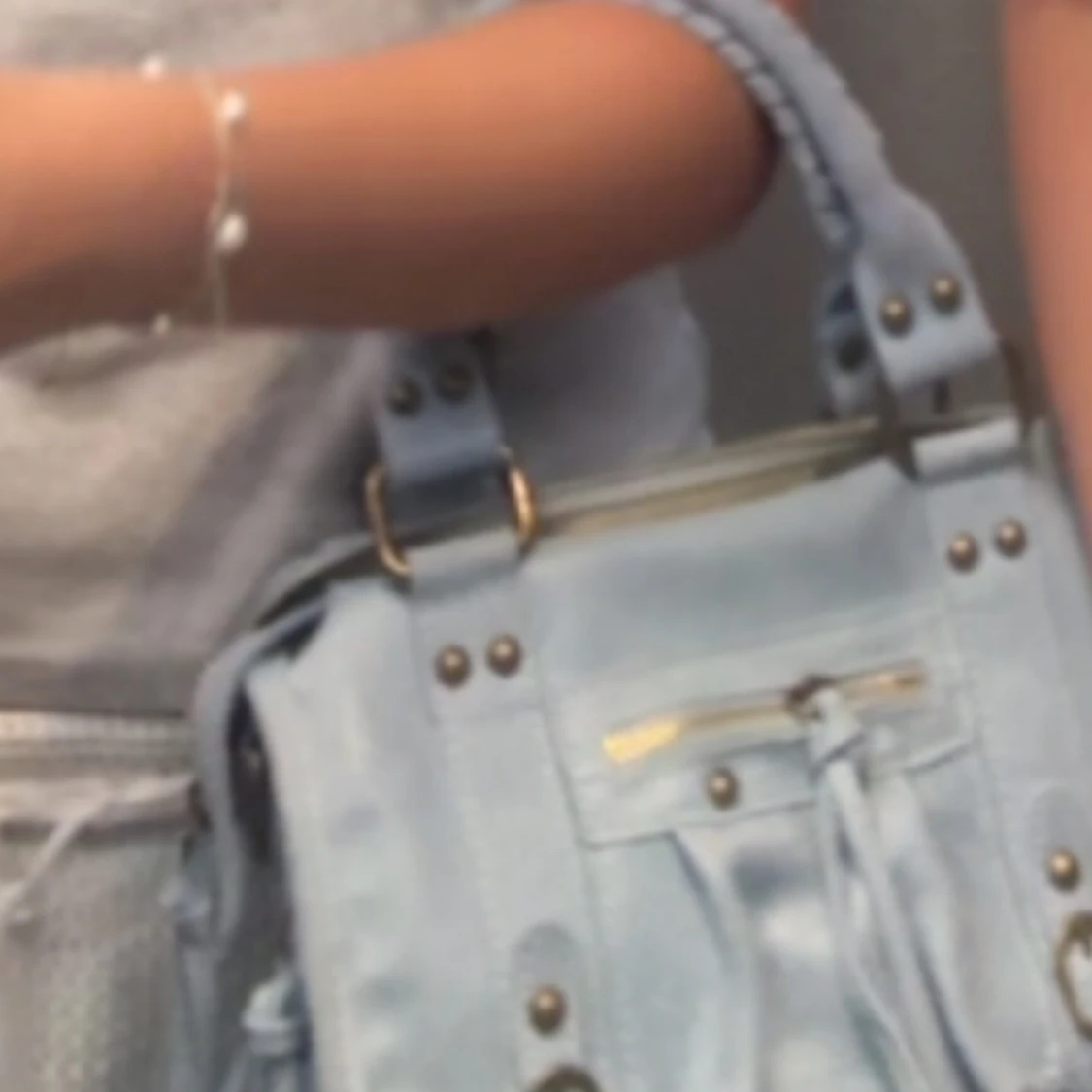 Ljusblå väska  med nitar