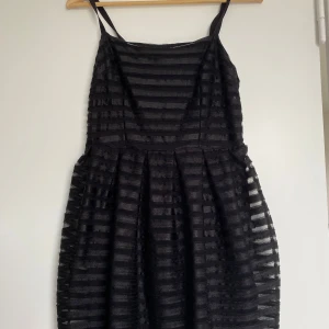 Söt festklänning - Kort svart festklänning.🖤 Har fått den secondhand men aldrig använt den själv.