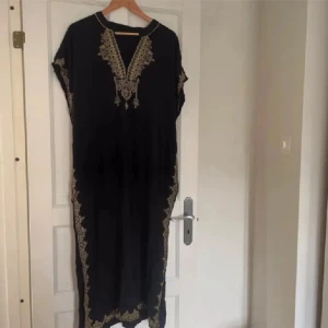 Gandoura - Gandoura med gulddetaljer, sällan använd.