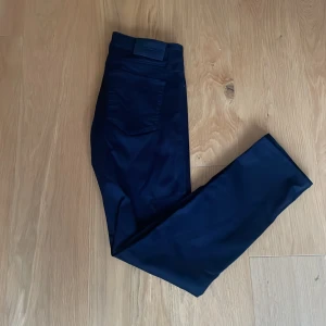 Svarta slim jeans - Snygga mörkblå jeans med slim passform och raka ben. Klassisk design med fickor fram och bak, samt bälteshällor i midjan. Perfekta för dig som gillar stilrena och enkla byxor. Materialet känns mjukt och följsamt. Skriv vid funderingar!