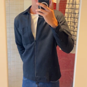 Svart jacka med dragkedja - Säljer en riktigt snygg jacka perfekt till Våren. Den är ifrån selected hommme och i nyskick utan defekter, man får gärna höra av sig vid frågor!