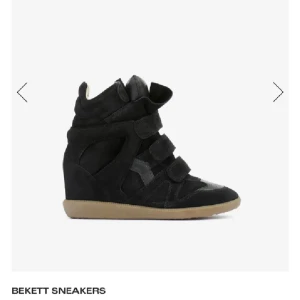Svarta isabelmarant  - Svarta Isabel Marant, väl använda. Sulan är väldigt sliten på insidan. Men på utsidan är dom fina/okej skick💞 nypris 6000kr men säljer dom för 2000kr då dom är slitna. Skriv för frågor/bilder💞