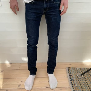 Mörkblå Replay jeans Anbass 27:32 - Snygga mörkblå jeans från Replay - Anbass storlek 27:32.  Modell slim, fint skick. 