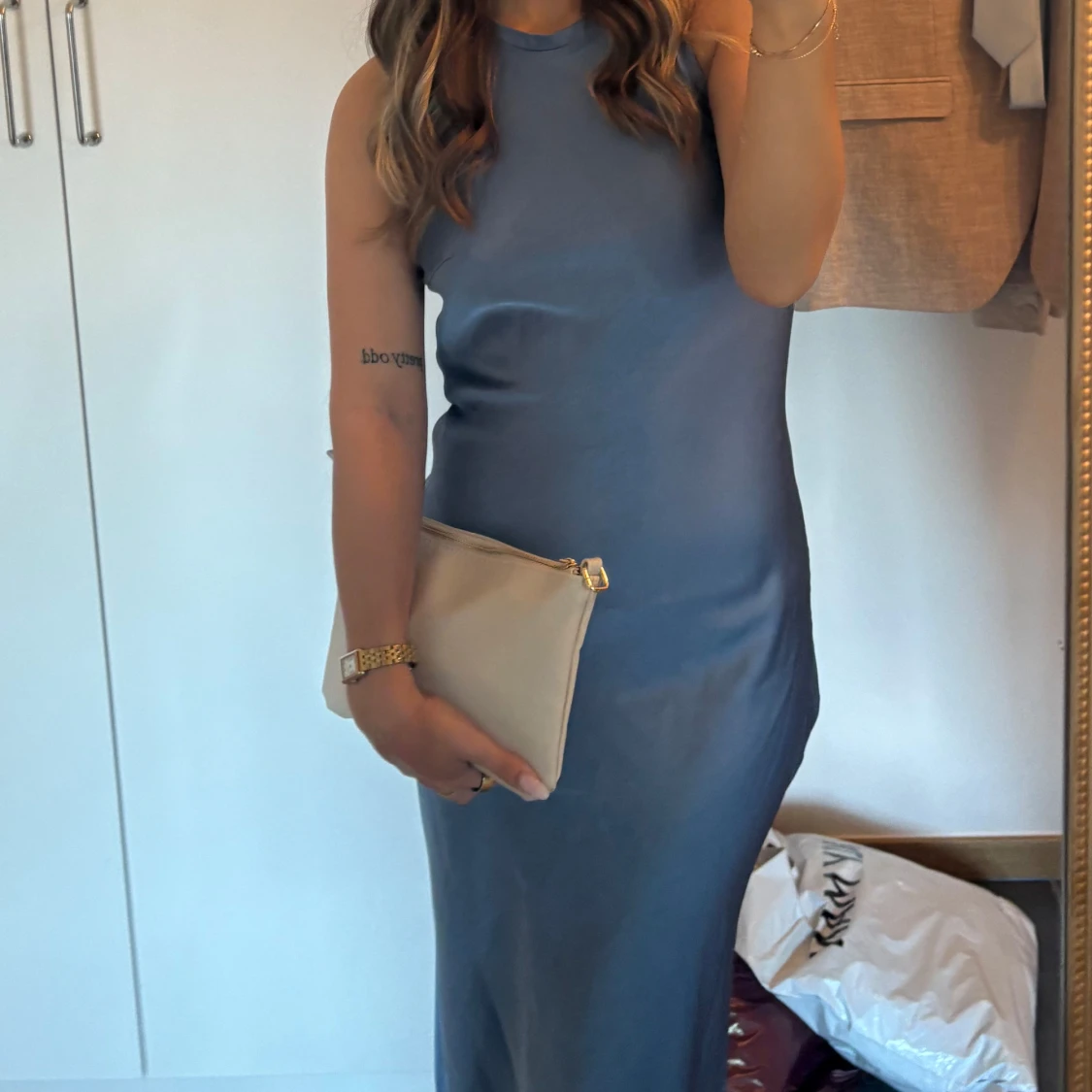 Nelly långklänning i satin