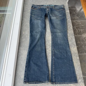 Lågmidjade jeans  - Så snygga jeans som tyvärr inte passar mig och har därför ingen bild på! Midjemått tvärsöver:48cm Midjehöjd: 19cm Inerbens längd: 85cm💕