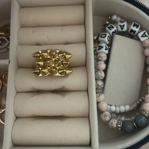 Guld Edblad ring  - En cool vågad ring från efblad i guld färg. St 17.50 eller S/XS. Pris kan diskuteras vid snabbt köp. Box medföljer ej i köpet!!