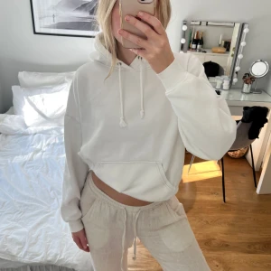 Vit hoodie från BikBok  - Super snygg vit hoodie från BikBok. Tröjan har en luva med justerbar snörning. Lite urtvättat material på insidan (se sista bilden), annars i mycket bra skick!💕