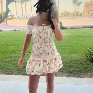 Blommig offshoulder kortklänning - Supersöt kortklänning med offshoulder och volangkjol. Storlek M men sitter Som en S, inga defekter o använd endast två gång så jätte bra skick💞 hör av dig vid funderingar 😇
