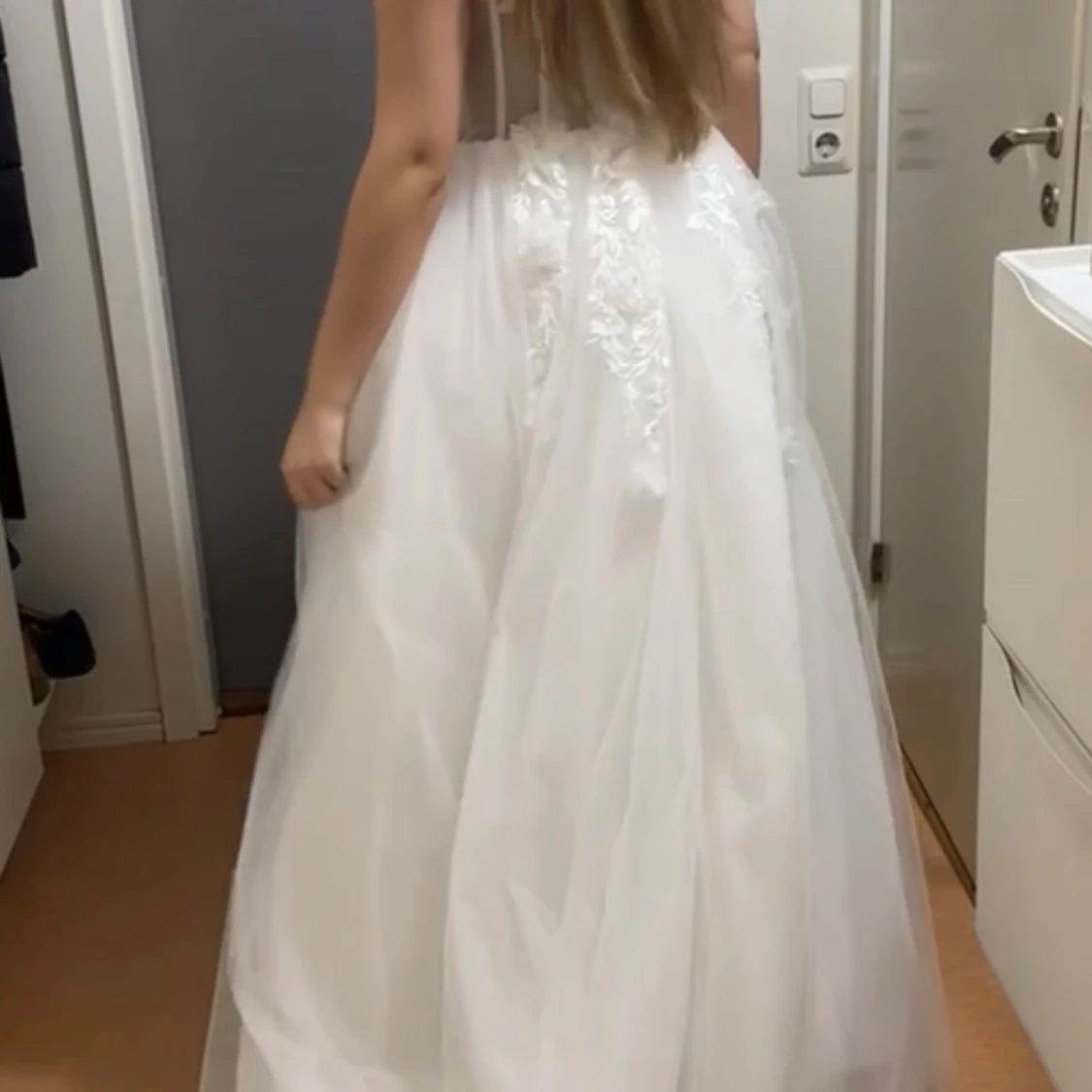 Bröllopskläning - princessklänning med fin blomspets å stort släp - 1