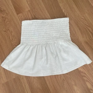 Vit tubtopp - Supersöt vit tubtopp perfekt till sommaren.