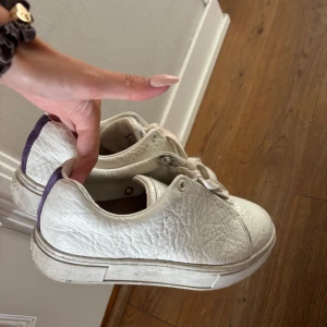 Vita eytys sneakers - Snygga vita eytys sneakers. Bra skick men lite orange färg på ena skosnöret (men går såklart att byta ut). Lite slitna i lädret fram. Nypris 2200kr