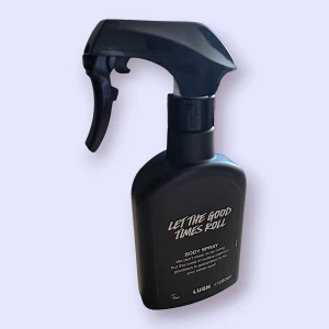 Lush Let The Good Times Roll Body Spray - En kroppsspray med doft av buttery popcorn. Superhärlig om man gillar gourmand och perfekt att kombinera med andra dofter.