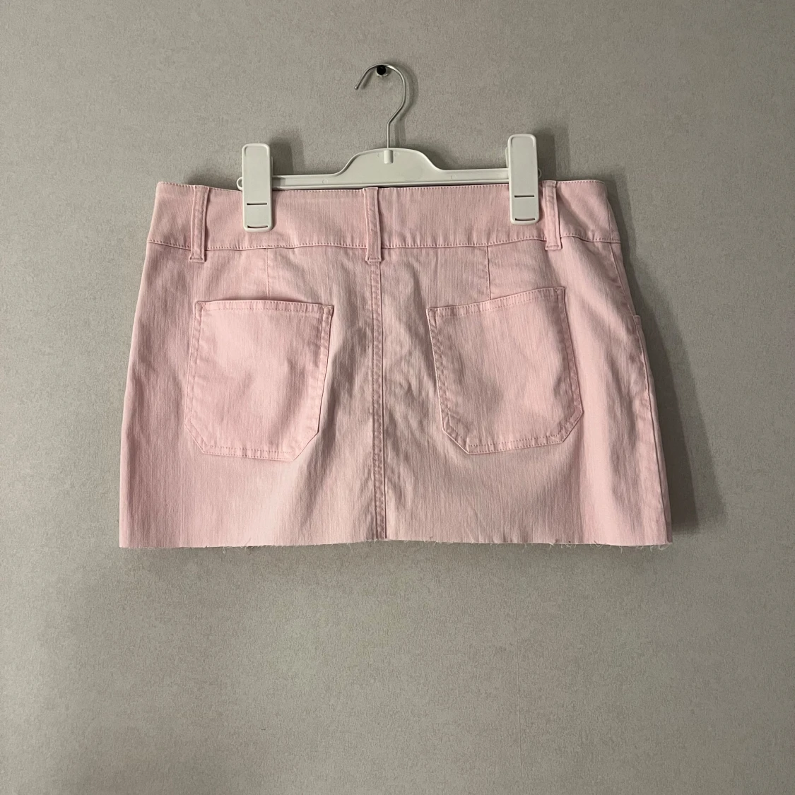 Ljusrosa jeanskjol med pärldetaljer - 1