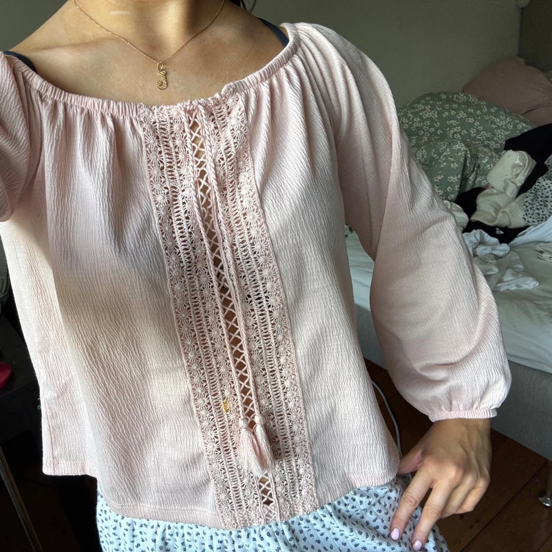 Ljusrosa offshoulder blus med spets - 1