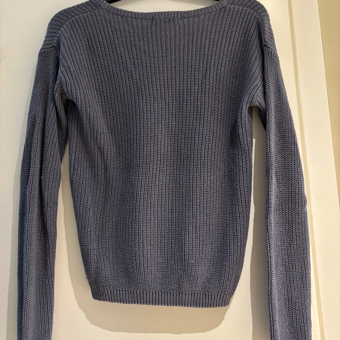 Grå stickad v-ringad tröja NA-KD - 1