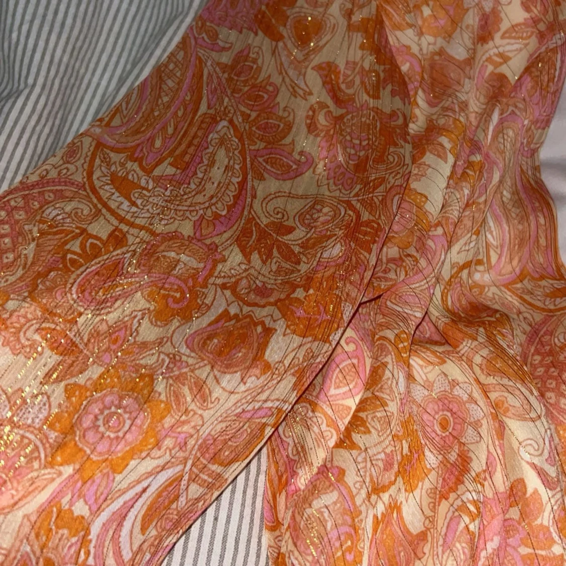 Kort omlottklänning i orange mönster - 2