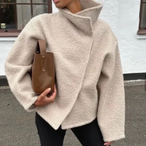 Beige Teddy jacka  - fin och i bra skick ! 