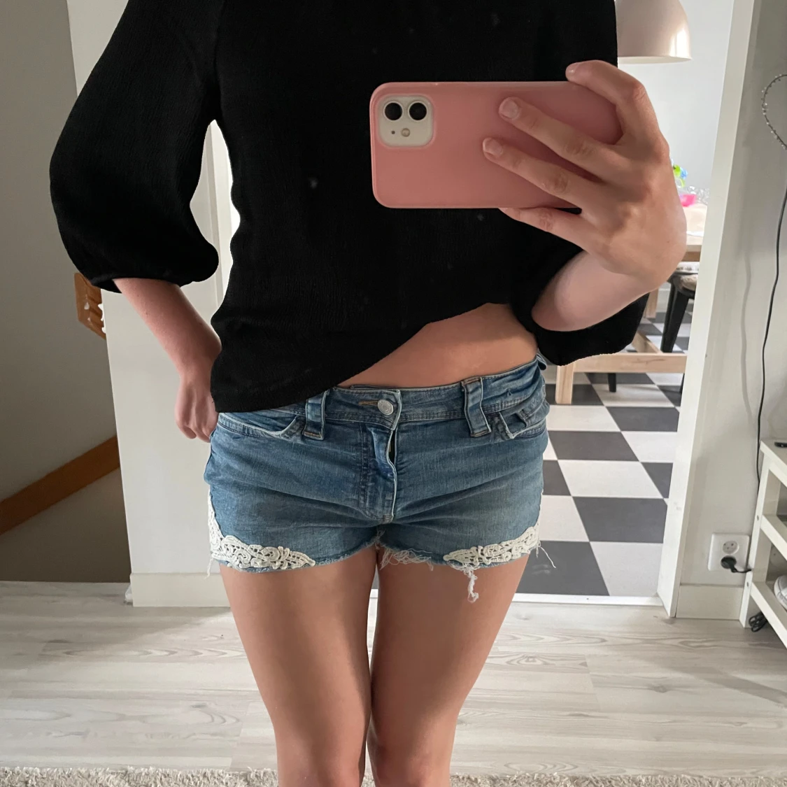 Blå jeansshorts med spetsdetalj - 2