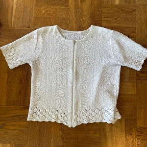 Vit stickad overshirt med dragkedja - Superfin vit kofta!! Kommer inte till nån användning, osäker på storleken men passar mig som har s/m !!