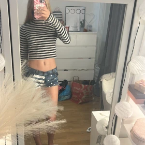 Randig croppad tröja från H&M - Säljer en svart-vit randig långärmad tröja! Använder den aldrig längre. Tröjan är i bra skick. Kontakta gärna innan köp.💗 OBS, katt finns i hemmet!