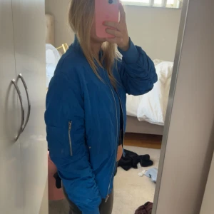 Blå bomberjacka - Säljer denna fina bomberjacka från Nelly. Oversized modell strl S❤️