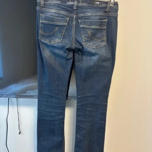 LTB lågmidjade bootcut jeans - Jätte snygga mörkblåa lågmidjade bootcut Ltb jeans med snygga slitningar på låren! Passar tyvärr inte mig och har därför aldrig kommit till användning. Jeansen har inga defekter utan bara lite smutsiga längst ner. De är i storlek W26 L32 vilket skulle jag säga lutar åt storlek S då jag har Xs i byxor och dessa va för stora. Nypris på dessa jeans är 800 men kom med budförslag!!💕💕💕