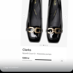 Svarta lackpumps från Clarks med gulddetalj - Snygga svarta pumps i lack från Clarks med fyrkantig tå .. Framtill sitter en dekorativ guldfärgad metallspänne . Har knappt använt dessa då jag har inte hunnit returnera de i tid pga fel storlek .perfekta för jobbet 