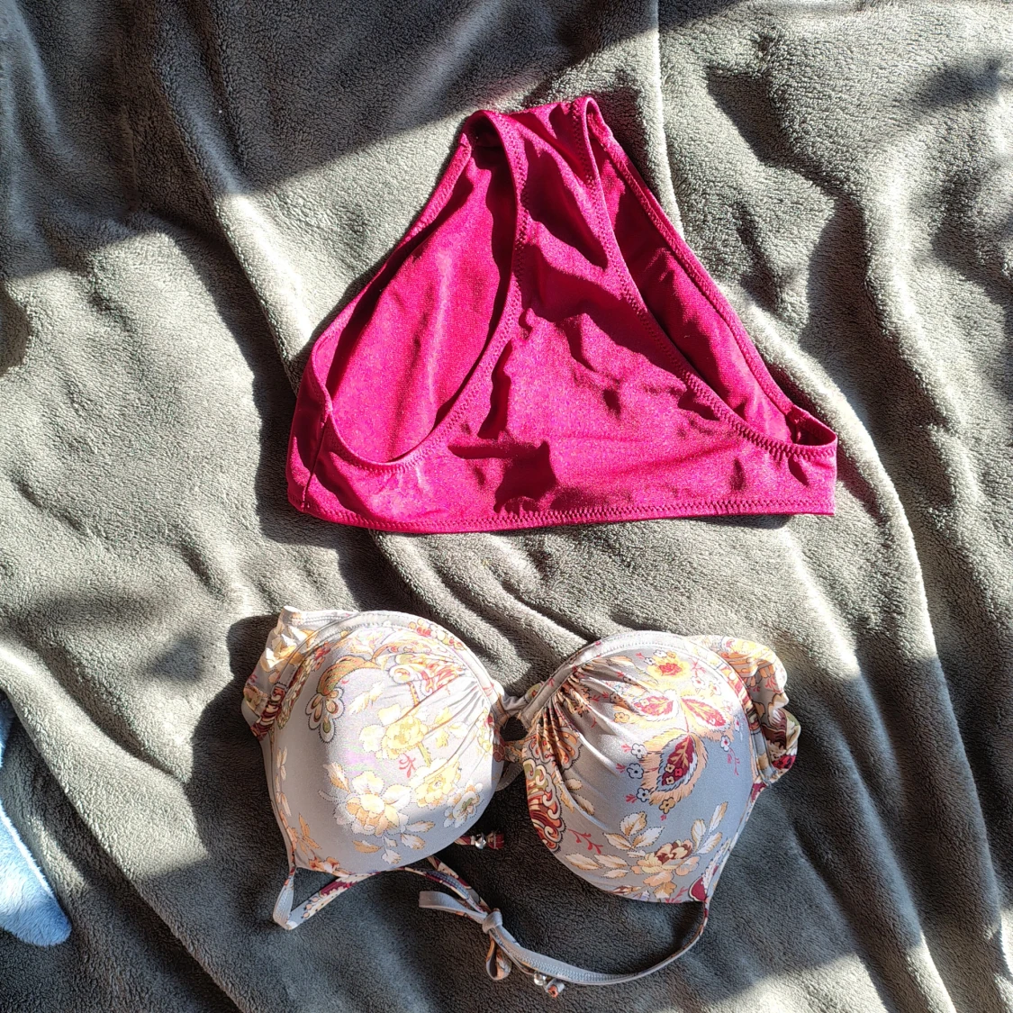 blommig bikini med vinröda trosor