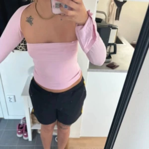 Ljusrosa långärmad croppad topp - Säljer en ljusrosa långärmad topp ifrån Gina tricot priset kan diskuteras 
