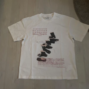 Tvär fet Maison margiela T-shirt! Strlk S men är lite större i strlken  - Tvär fet Maison margiela T-shirt. Unik design fett tryck och jätte bra kvalitet!! Använd endast 3 ggr! Har ni några frågor så är det bara att hojta till😁🤗