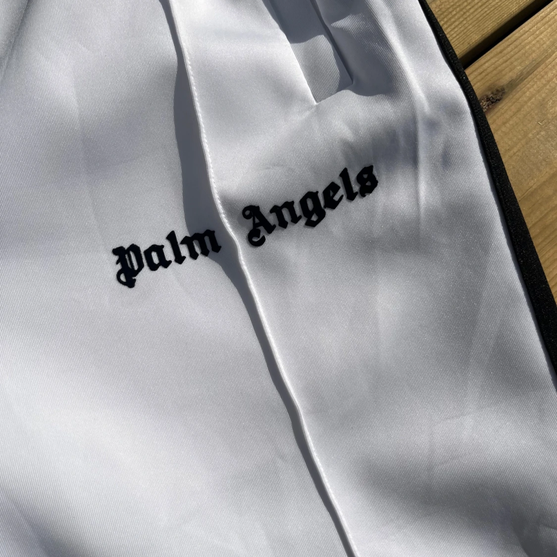 Palm Angels vita shorts med svarta ränder - 1