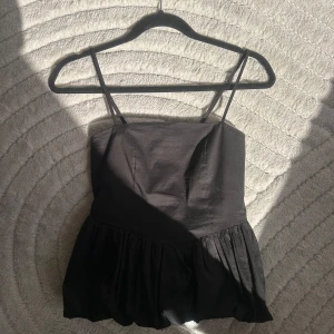 Svart topp  - Svart topp ifrån love tree i USA.❣️säljs pga för lite användning 