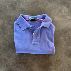 Pike från Ralph Lauren - Klassisk blå pikétröja från Polo Ralph Lauren. Inga defekter, passar riktigt fint som M. Byten är intressanta 🙌